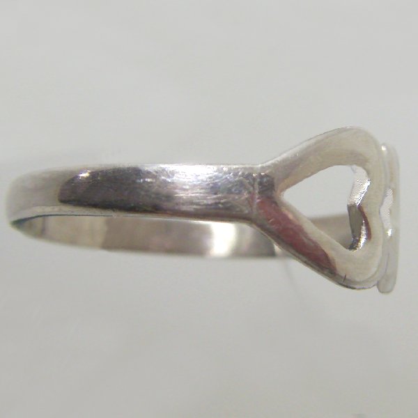 (r1254)Anillo de plata motivo corazn doble.